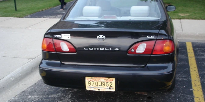 Cliente en Illinois recibiendo placas cerca de su ubicación en una oficina autorizada del DMV